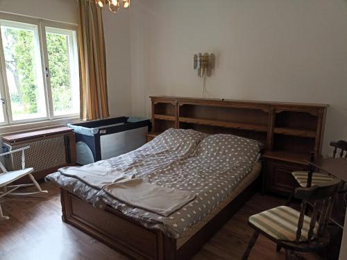 1 dormitorio con cama, escritorio y piano en Csillag-lak Balatonföldvár, en Balatonföldvár