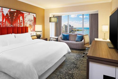 um quarto de hotel com uma cama e uma grande janela em The Westin Michigan Avenue Chicago em Chicago