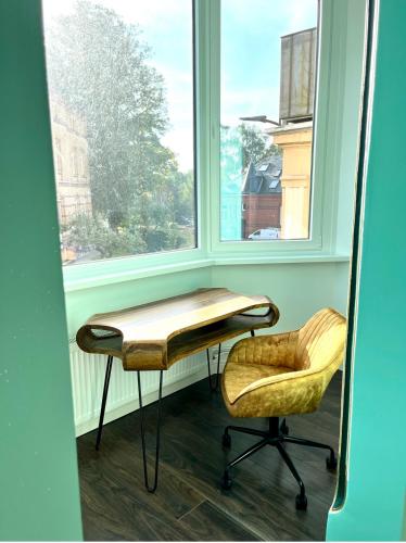 a desk and two chairs in front of a window at STADtPERLE in Itzehoe