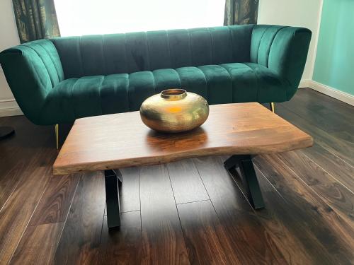 a vase sitting on a coffee table in front of a couch at STADtPERLE in Itzehoe