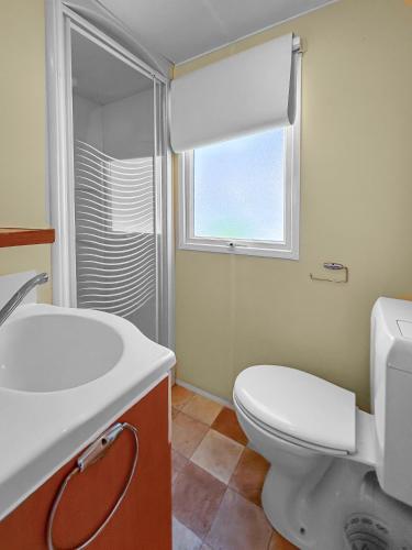 une salle de bain avec toilettes, lavabo et fenêtre dans l'établissement Grands Espaces et Nature à Sarlat N83, à Sarlat-la-Canéda