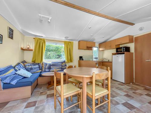 un salon avec un canapé bleu et une table dans l'établissement Grands Espaces et Nature à Sarlat N83, à Sarlat-la-Canéda