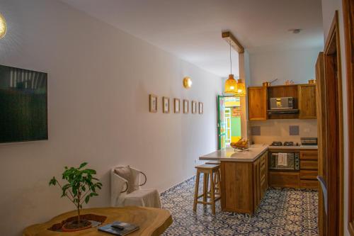 a kitchen with a table and a counter top at Eco Apartamento Crudo in Jardin