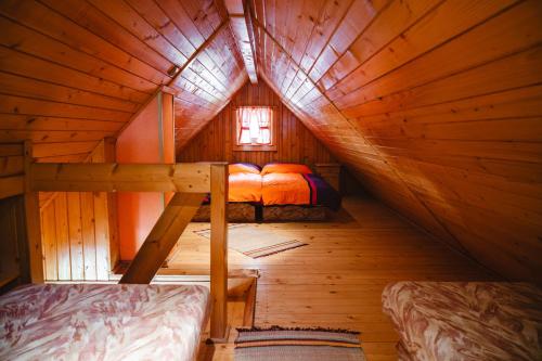 sypialnia w drewnianym domku z dwoma łóżkami w obiekcie Chata JÚLIA w mieście Vernár