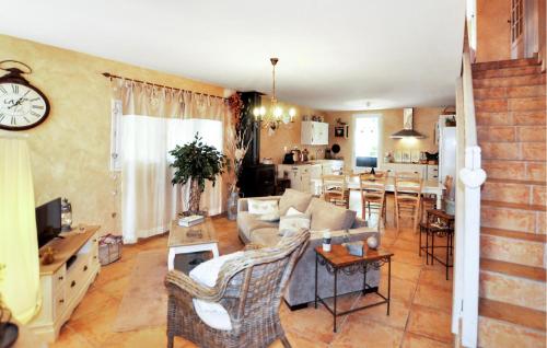 Ruang duduk di Cozy Home In Saint-Jean-Du-Bruel