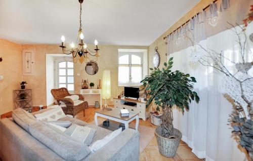 un salon avec un canapé et une table dans l'établissement Cozy Home In Saint-Jean-Du-Bruel, à Saint-Jean-du-Bruel