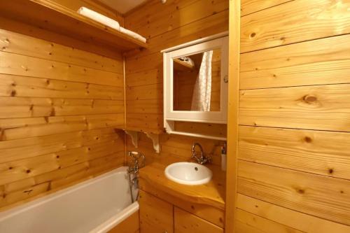 une salle de bain avec un lavabo et une baignoire dans l'établissement Nouveau Studio Rénové Grande Terrasse, à Samoëns
