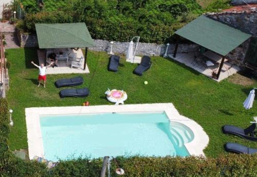 vista sul tetto di una piscina in un cortile di Ferienhaus mit Garten, Pool und einzigartiger 360-Panoramaaussicht a Montefegatesi