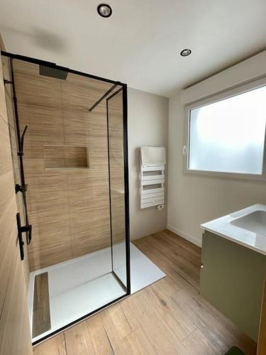 une salle de bain avec une douche en verre et un lavabo dans l'établissement -Ty Léodele- maison Concarneau, à Concarneau