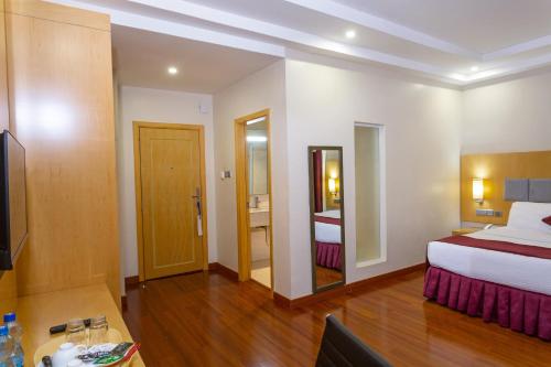 Postel nebo postele na pokoji v ubytování Three Steers Hotel