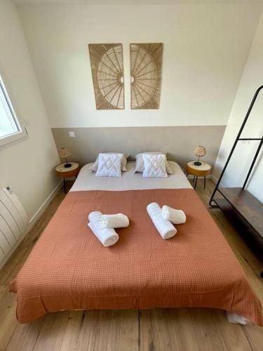 een slaapkamer met een bed met twee handdoeken erop bij -Ty Léodele- maison Concarneau in Concarneau