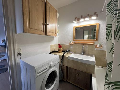 une petite cuisine avec une machine à laver et un évier dans l'établissement Appartement T2+Cabine à Port Leucate - Piscine, Plage à Proximité, Parking Privé - FR-1-81-423, à Port-Leucate