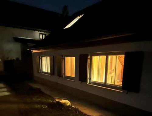 a house at night with lights in the windows at Fischerhaus Hermine in Dießen am Ammersee
