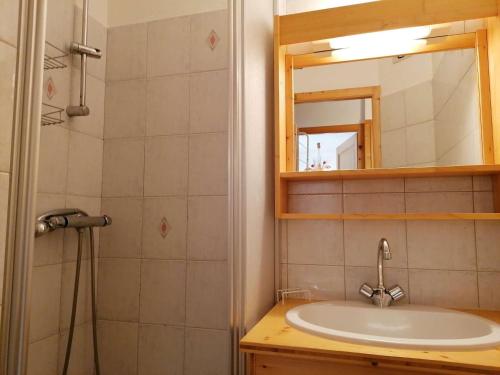 Ένα μπάνιο στο Appartement Le Grand-Bornand, 2 pièces, 5 personnes - FR-1-241-164