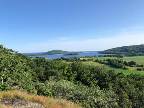 a view of a lake from the top of a hill at Attefallare i äppelriket in Vånga