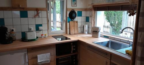 une cuisine avec un évier et un plan de travail dans l'établissement La Bergerie, à Saint-Quentin-sur-le-Homme