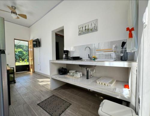 卡維塔的住宿－Serenity Houses，厨房配有白色的架子和水槽