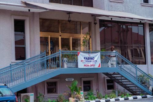 - un bâtiment avec un balcon muni d'un panneau dans l'établissement Fabino by Top Rank Hotels, à Abuja