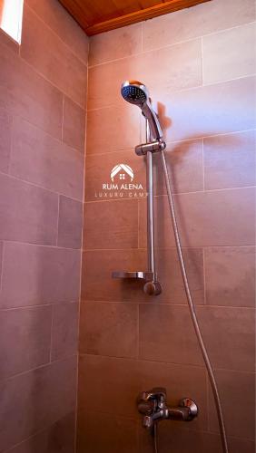 La salle de bains est pourvue d'une douche avec un pommeau de douche. dans l'établissement RUM ALIENA LUXURY CAMP, à Wadi Rum