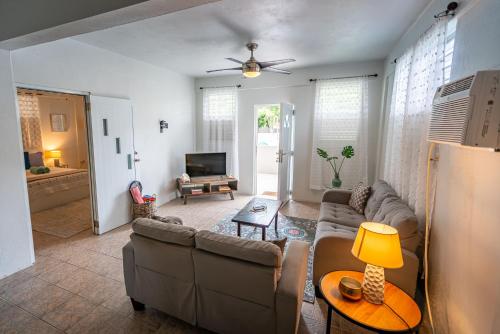 sala de estar con sofá y mesa en One Bedroom Apartment, Private pool, huge yard en Anasco