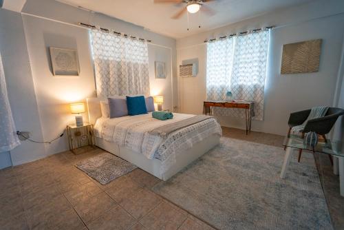 1 dormitorio con 1 cama, 2 lámparas y 2 ventanas en One Bedroom Apartment, Private pool, huge yard en Anasco