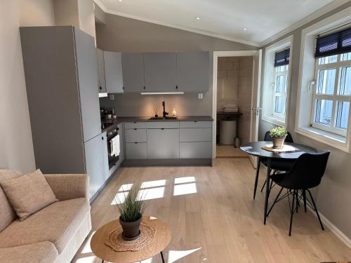 Il dispose d'une cuisine et d'un salon avec un canapé et une table. dans l'établissement Apartment in Tonsberg, à Tønsberg