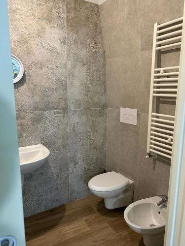 ein Bad mit einem WC und einem Waschbecken in der Unterkunft RoMa Apartment & Room in Canosa di Puglia