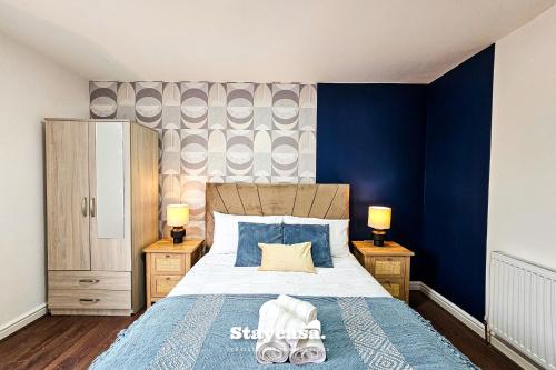 En eller flere senge i et værelse på Modern & Spacious 5-bedroom House With Game Room