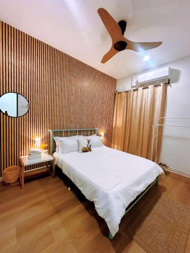 斗湖的住宿－Muji Homestay Ria Heights Tawau，一间卧室配有一张带吊扇的床