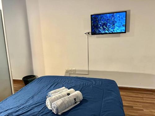 ein Schlafzimmer mit einem Bett mit Handtüchern darauf in der Unterkunft Apartamento Studio cerca Pocitos in Montevideo