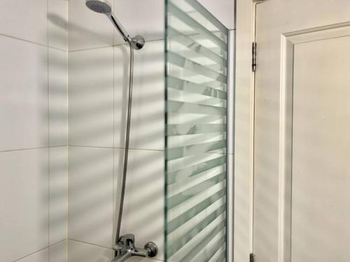 eine Dusche mit Glastür im Bad in der Unterkunft Apartamento Studio cerca Pocitos in Montevideo