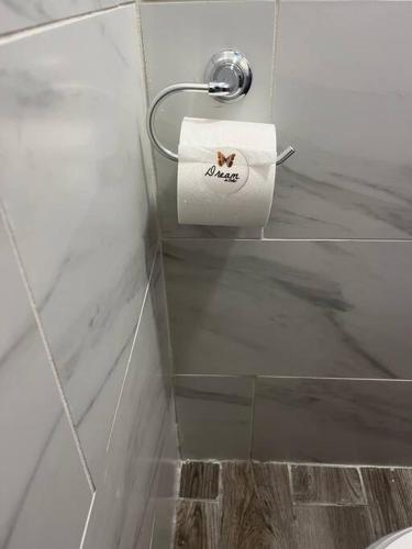 Bilik mandi di Marvelous Modern apartment at perfect location