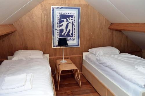 duas camas num quarto com um candeeiro sobre uma mesa em MV8 in Egmond em Egmond-Binnen