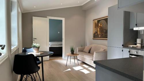 Il comprend une cuisine et un salon avec une table et un canapé. dans l'établissement Apartment in Tonsberg, à Tønsberg