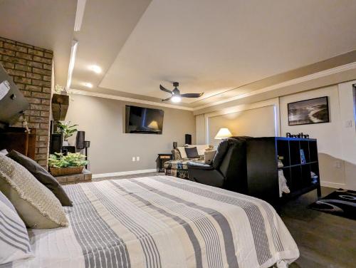 1 dormitorio con 1 cama grande y sala de estar en By the Sea, en Campbell River