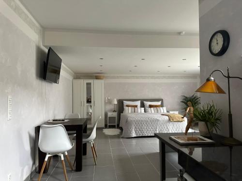 a bedroom with a bed and a table and a desk at Cozy Apartment - Bad Soden - Free Parking in Bad Soden am Taunus