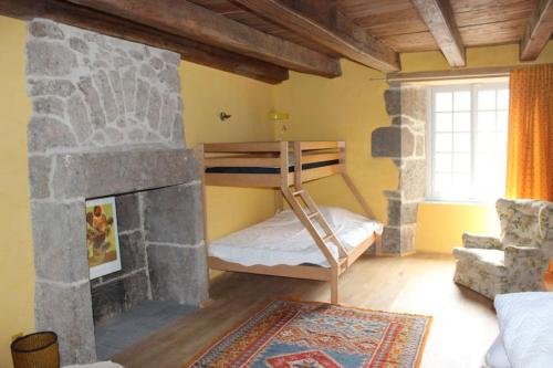 - une chambre avec des lits superposés et une cheminée dans l'établissement Le Chevalier - Maison et jardin face à la montagne, à Saint-Vincent