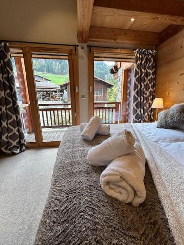 une chambre avec un lit avec des serviettes dessus dans l'établissement Chalet Mary - Central Morzine with Hot Tub & Sauna, à Morzine