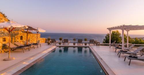 - une piscine avec des chaises et une vue sur l'océan dans l'établissement Atlantis Beach Residence, à Plage de Super Paradise
