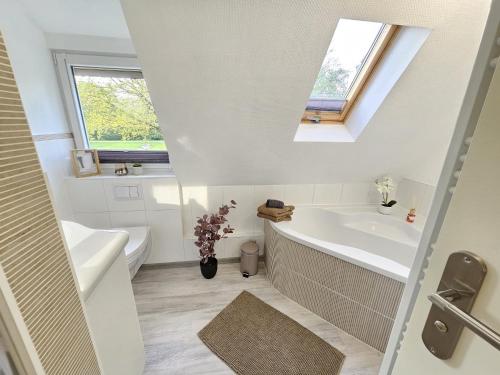 a bathroom with a bath tub and a sink at Ferienhaus am Stadtpark, 3 Schlafzimmer, Wozi mit Bett und Schalfsofa,Businesswohnung, Monteurezimmer in Salzgitter