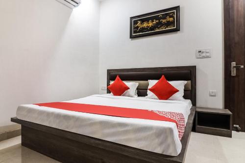 En eller flere senge i et værelse på Hotel O Diamond Star