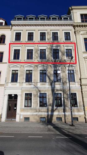 a large white building with a lot of windows at Kienreich Apartments Görlitzer Innenstadt in Görlitz