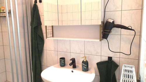 a bathroom with a sink and a shower at Kienreich Apartments Görlitzer Innenstadt in Görlitz