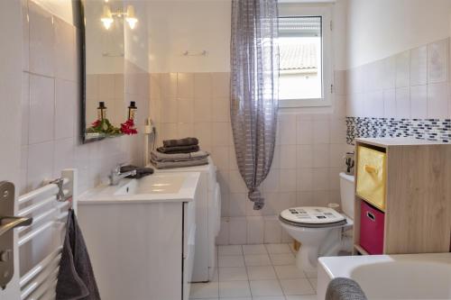 uma casa de banho branca com um lavatório e um WC em Casa Semaphore em L'Île-Rousse