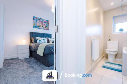 een slaapkamer met een bed en een toilet bij Weekly Stay By NYOS PROPERTIES Short Lets & Serviced Accommodation Manchester With Free parking in Manchester