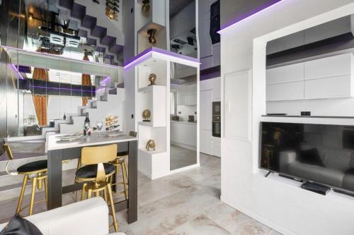 - un salon avec une cheminée et un bar avec des tabourets dans l'établissement Gin Fizz Port Nature, au Cap d'Agde