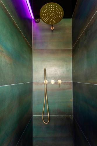 La salle de bains est pourvue d'une douche avec une lumière sur le mur. dans l'établissement Gin Fizz Port Nature, au Cap d'Agde