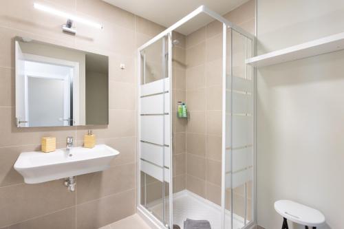 AbadesにあるHome2Book Casa Ewelin Pool & Terrace Abadesの洗面台とシャワー付きのバスルーム