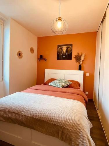 une chambre avec un grand lit aux murs orange dans l'établissement Calme Wifi Fibre Netflix Gare à pied, à Corbeil-Essonnes