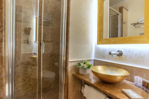 bagno con lavabo e doccia di Hotel Forum a Roma